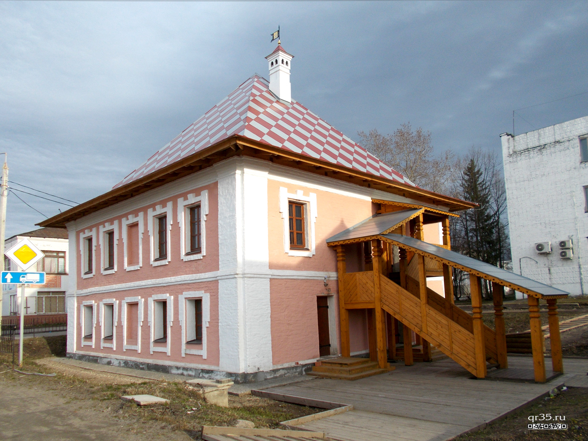 Здание палат подворья Кирилло-Новоезерского монастыря