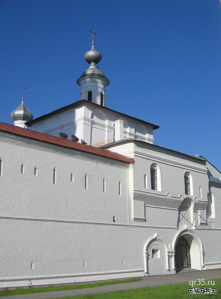 Надвратная  Воздвиженская церковь со Святыми воротами