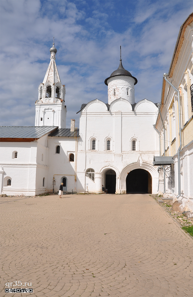 Святые ворота с церковью Вознесения и колокольней